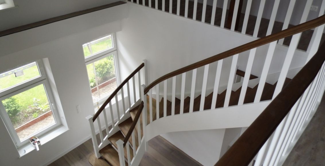 Weiße Treppe mit Ebenholz geölten Stufen und Handlauf