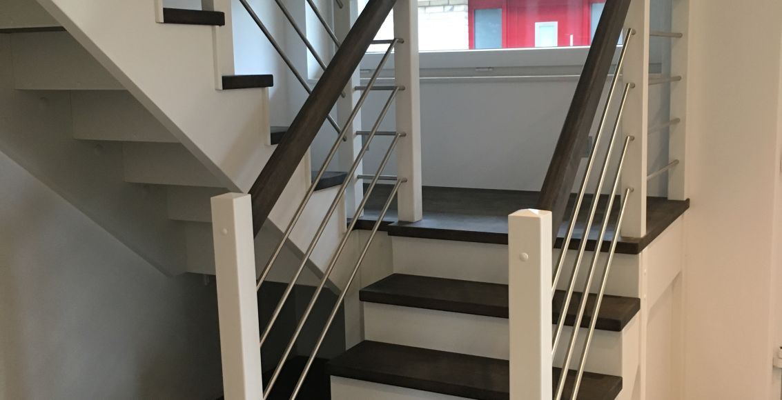 Podesttreppe weiß kombiniert mit dunkler Treppe